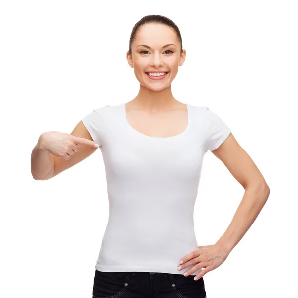 Mujer sonriente en camiseta blanca en blanco — Foto de Stock