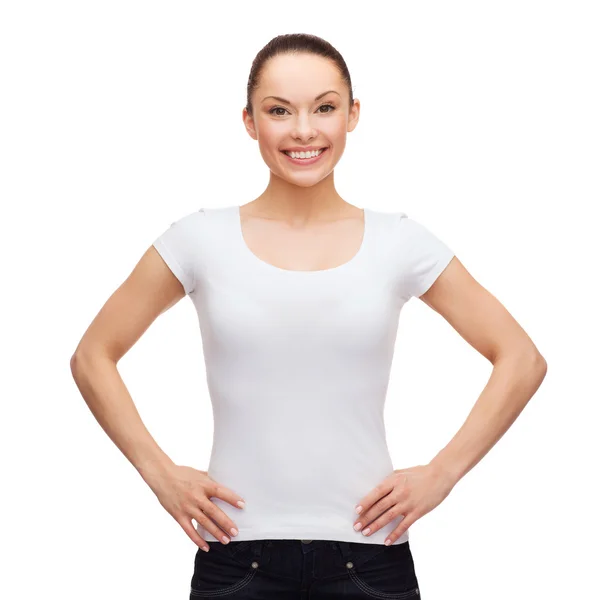 Mulher sorridente em branco t-shirt branca — Fotografia de Stock