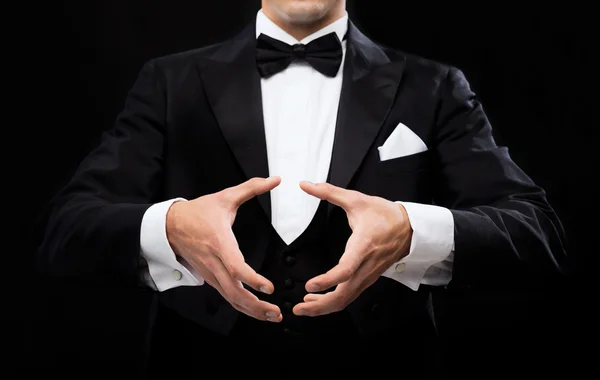 Magician showing trick — Stock Photo, Image