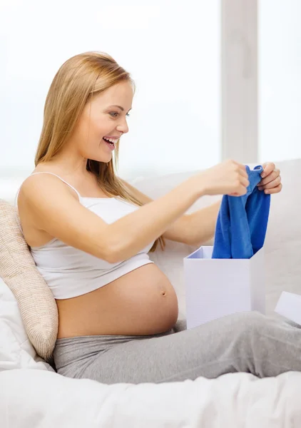 Lachende zwangere vrouw geschenk doos Stockfoto