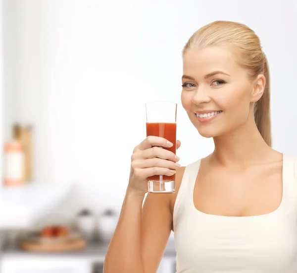 Kvinna med glas tomatjuice — Stockfoto
