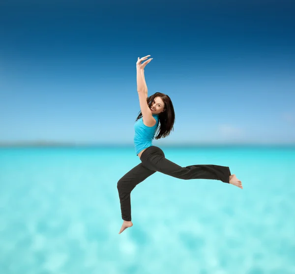 Mujer deportiva saltando en ropa deportiva — Foto de Stock