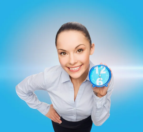 Empresária sorridente com relógio azul — Fotografia de Stock