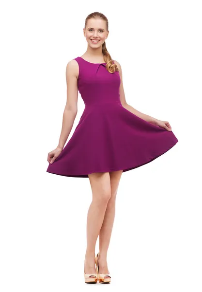 Mladá žena v purpurové šaty a vysoké podpatky — Stock fotografie