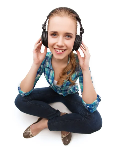 Młoda kobieta listeting do muzyki w słuchawkach — Zdjęcie stockowe
