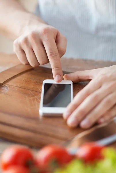 Primer plano del hombre señalando el dedo al teléfono inteligente — Foto de Stock