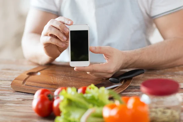 Primo piano di mani maschili che tengono smartphone — Foto Stock