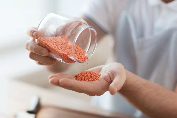 Gros plan du pot de vidange mâle avec des lentilles rouges — Photo