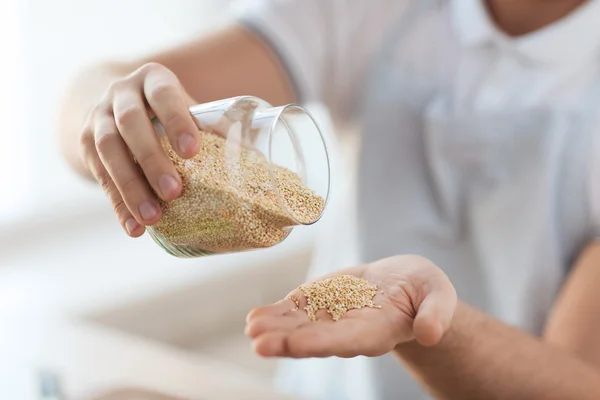 Närbild på manliga tömma burken med quinoa — Stockfoto