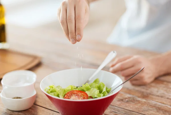Закрытие мужских рук, ароматизирующих салат в миске — стоковое фото