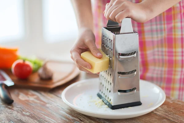 Крупним планом жіночі руки терти сир — стокове фото