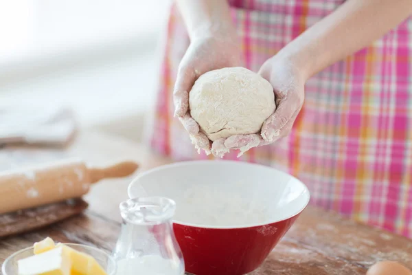 Close-up van vrouwelijke handen kneden deeg thuis — Stockfoto