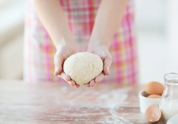 Close up de mãos femininas segurando massa de pão — Fotografia de Stock