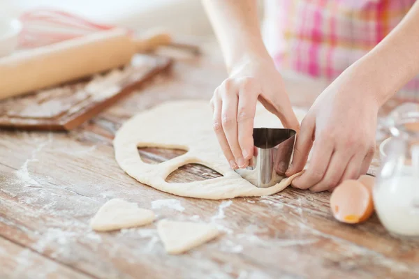 Close up van handen maken van cookies van vers deeg — Stockfoto