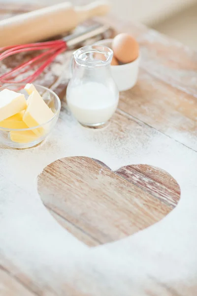 Primer plano de corazón de harina sobre mesa de madera en casa —  Fotos de Stock