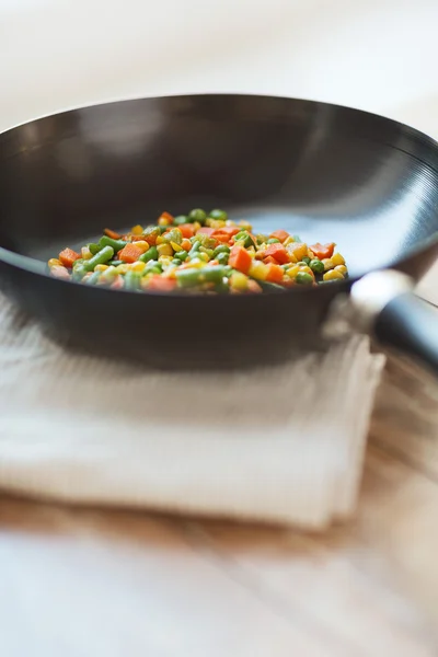 Close up de panela wok com legumes — Fotografia de Stock