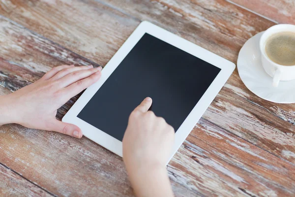 Frau zeigt mit dem Finger auf Tablet-PC-Bildschirm — Stockfoto