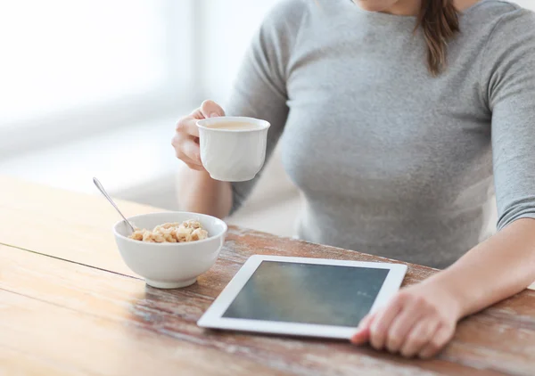 Woman drinking coffee and using tablet pc — Stock Photo, Image