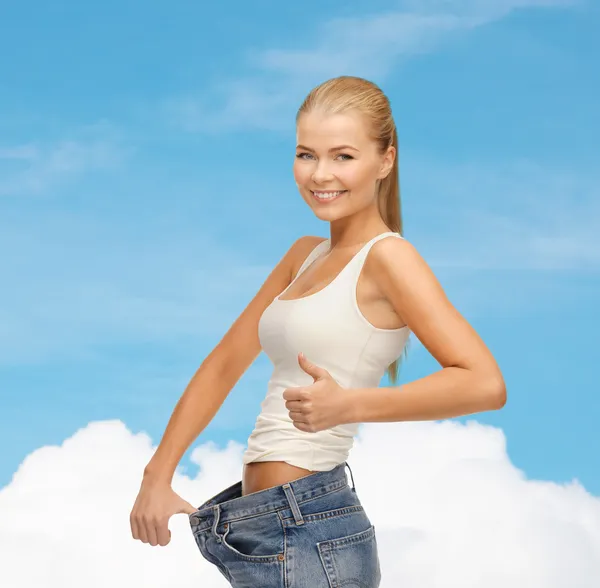 Deportiva mujer mostrando grandes pantalones —  Fotos de Stock