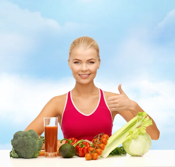 Mulher sorridente com alimentos orgânicos — Fotografia de Stock