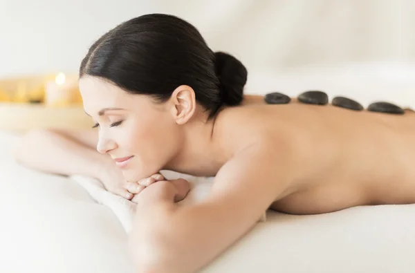 Vrouw in spa met hete stenen — Stockfoto