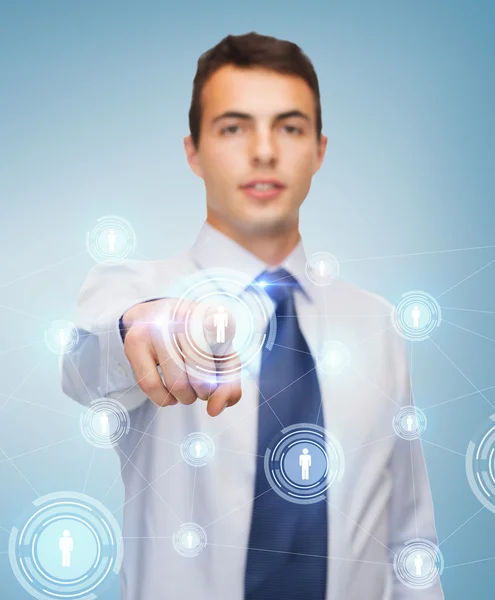 Geschäftsmann zeigt mit dem Finger auf virtuellen Bildschirm — Stockfoto