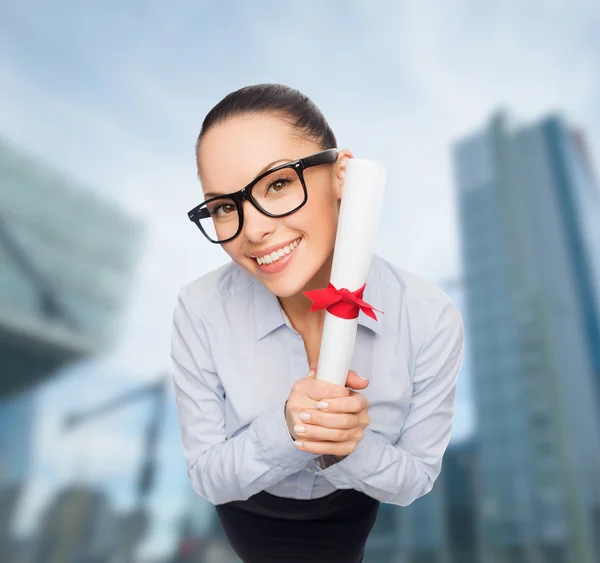 Lächelnde Geschäftsfrau mit Brille und Diplom — Stockfoto