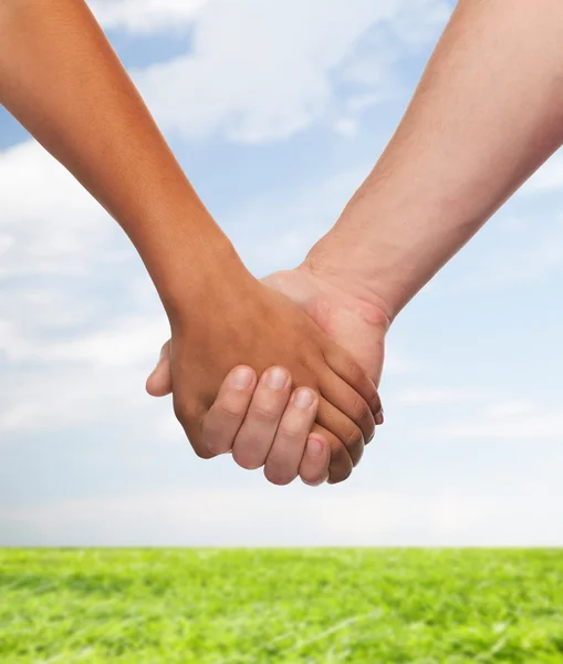 Mujer y hombre tomados de la mano — Foto de Stock