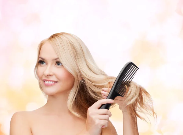 Mujer sonriente con cepillo de pelo —  Fotos de Stock