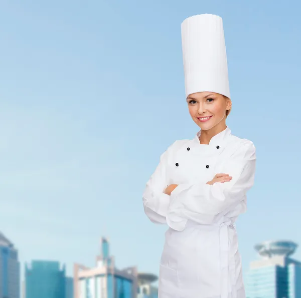 Femme chef souriante aux bras croisés — Photo