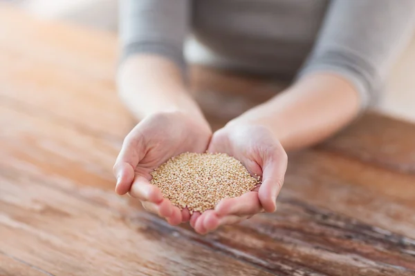 Cloes uo der weiblichen Schröpfchenhände mit Quinoa — Stockfoto