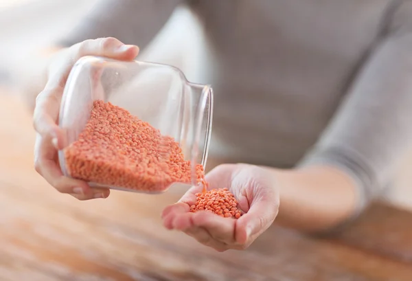 Kırmızı mercimek ile kadın tahliye jar yakın çekim — Stok fotoğraf