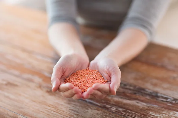 Cloes omhoog van vrouwelijke holle handen met quinoa — Stockfoto