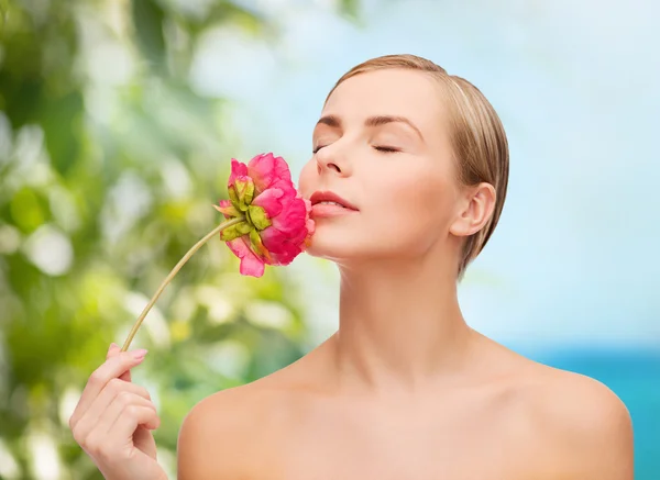 Mujer encantadora con flor de peonie — Foto de Stock