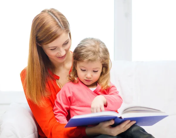 Gelukkig moeder en dochter met boek — Stockfoto