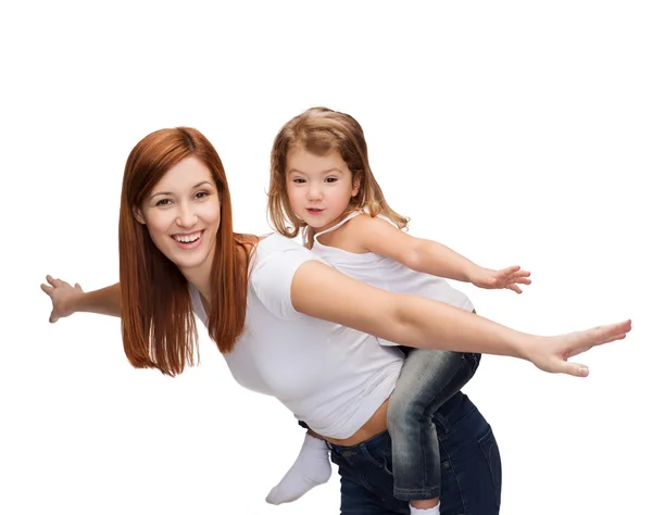 Feliz madre e hijo haciendo cerdito espalda — Foto de Stock