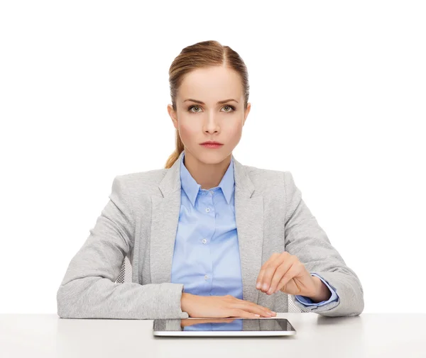 Mujer de negocios sonriente con tableta pc — Foto de Stock