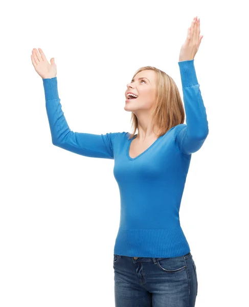 Jonge vrouw zwaaiende handen lachen — Stockfoto