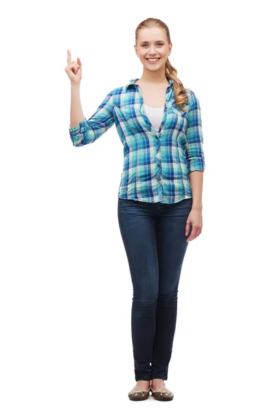 Lächelnde junge Frau kneift den Finger in die Höhe — Stockfoto