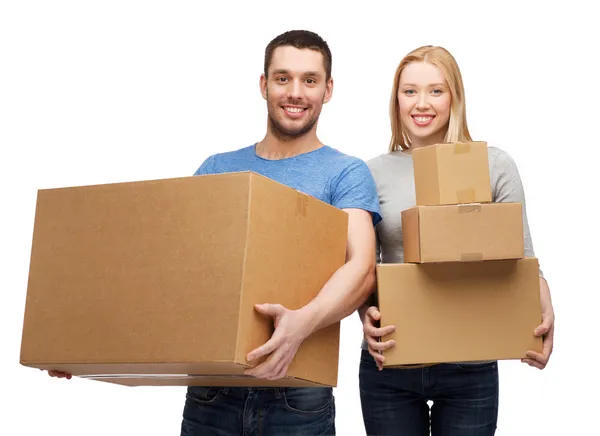 Sorrindo casal segurando caixas de papelão — Fotografia de Stock