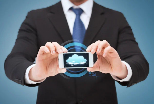 Empresario mostrando smartphone con pantalla en blanco — Foto de Stock