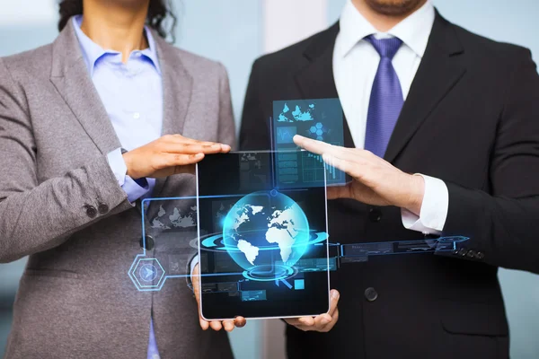 Zakenman en zakenvrouw met tablet pc — Stockfoto