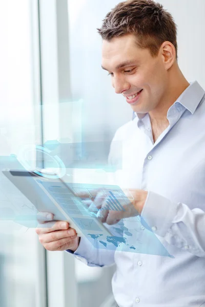 Uśmiechający się biznesmen z komputera typu tablet w biurze — Zdjęcie stockowe