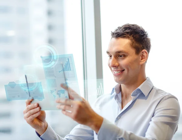 Homem de negócios sorridente com tablet pc no escritório — Fotografia de Stock