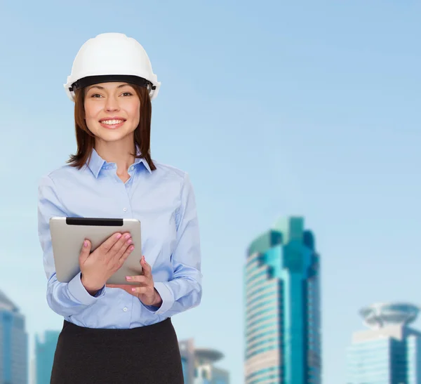 Jeune femme d'affaires souriante en casque blanc — Photo