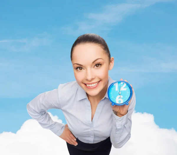 Ler affärskvinna med blå klocka — Stockfoto