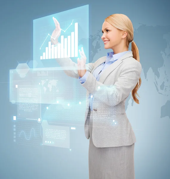 Smiling businesswoman working with virtual screen — Stock Photo, Image