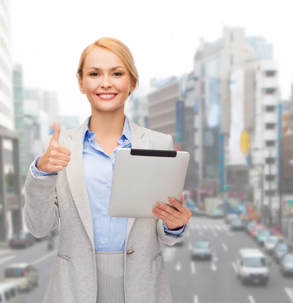 Mujer sonriente con tableta pc mostrando los pulgares hacia arriba —  Fotos de Stock