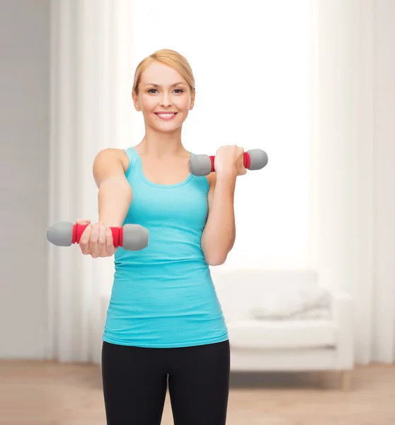 Jeune femme sportive avec haltères légers — Photo