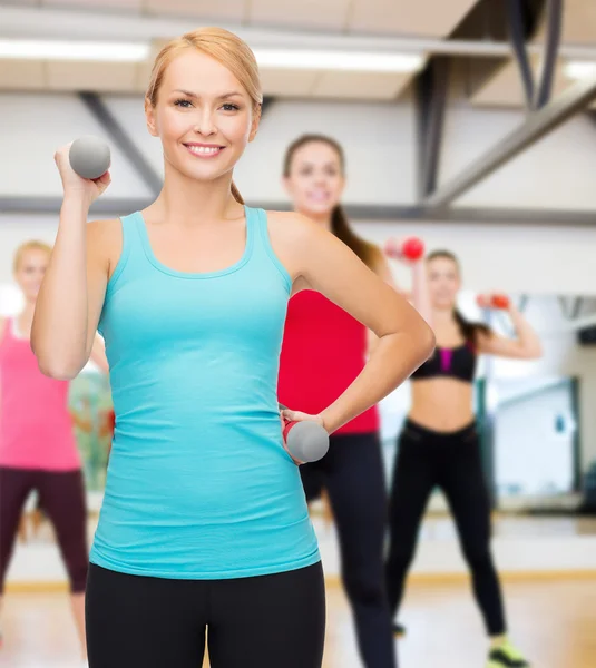 Jeune femme sportive avec haltères légers — Photo